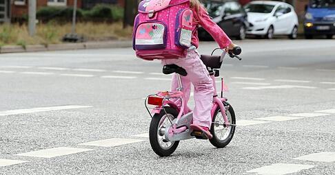Auf Kinder muss im Straßenverkehr besonders geachtet werden, das fängt natürlich bei den Eltern an.