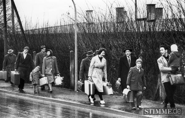 Im Dezember 1960 kommen die Flüchtlinge noch in großen Gruppen im Lager an... Im Dezember 1960 kommen die Flüchtlinge noch in großen Gruppen im Lager an...
