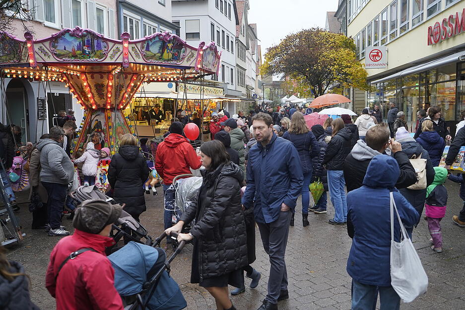 Familien bummeln durch die geschmückten Straßen von Öhringen. Familien bummeln durch die geschmückten Straßen von Öhringen.