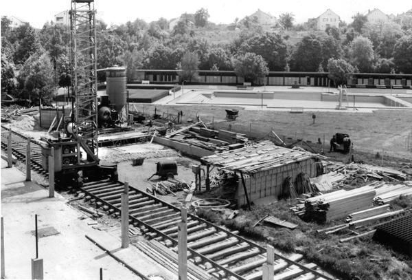 1961- Entgegen aller Versicherungen ist der Garderobe-Neubau in der Neckarhalde zur Saisoneröffnung nicht fertig geworden. Ein Zaun grenzt diesen von dem übrigen Freibadgelände ab.