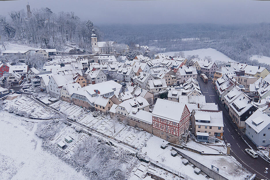 Löwenstein hat sich am Sonntagmorgen in eine weiße Winterlandschaft verwandelt. Löwenstein hat sich am Sonntagmorgen in eine weiße Winterlandschaft verwandelt.