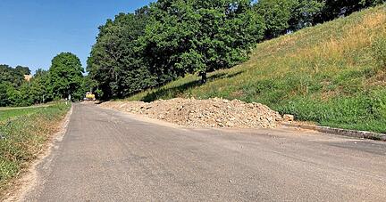 Wer von Hüffenhardt nach Wollenberg fährt, der stößt nicht nur nach wie vor auf eine Sperrung, sondern auch auf Schutthügel.
Foto: Elfi Hofmann Wer von Hüffenhardt nach Wollenberg fährt, der stößt nicht nur nach wie vor auf eine Sperrung, sondern auch auf Schutthügel.
Foto: Elfi Hofmann