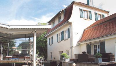 Das alte Bahnhofsgeb&auml;ude von Ohrnberg: Im Jahr 2000 hat Kurt H&uuml;bner einen gl&auml;sernen Ausstellungspavillon neben den Bahnhof gestellt. Es war damals nicht ganz einfach gewesen, eine Baugenehmigung zu erhalten.Fotos: Waltraud Langer/privat