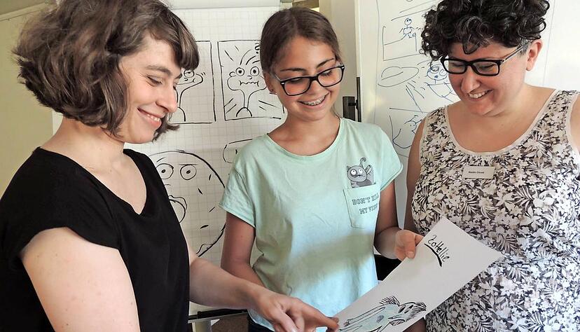 Charlotte Hofmann (links) und die Leiterin der Ortsbücherei, Nadin Cicek (rechts), schauen sich die &quot;Zottellie&quot; von Madeleine Sambo an.Foto: Helga El-Kothany