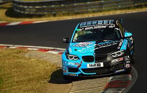 Yannick Fübrich und seine Teamkollegen Nils Steinberg und Sven Markert fuhren im BMW M240i Racing Cup zu einem Start-Ziel-Sieg. Yannick Fübrich und seine Teamkollegen Nils Steinberg und Sven Markert fuhren im BMW M240i Racing Cup zu einem Start-Ziel-Sieg.