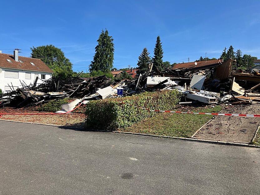 Verkohlte Schuttreste liegen am Sonntag auf dem Gelände der katholischen Kirche St. Josef in Widdern.