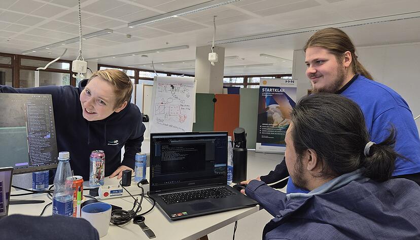 Morgendliche Besprechung: Patrik Brosch (Links) ber&auml;t mit seinem Team, welche Aufgaben am Spiel noch anstehen. Organisator Florian Domino (rechts) verfolgt den Fortschritt aufmerksam.
