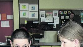 Isabell Bahle wei&szlig; noch nicht genau, ob sie Klarinette oder Querfl&ouml;te lernen m&ouml;chte. Beim Tag der offenen T&uuml;r konnte sie die Instrumente bei Petra Heidler ausprobieren. (Foto: Gabi Muth)