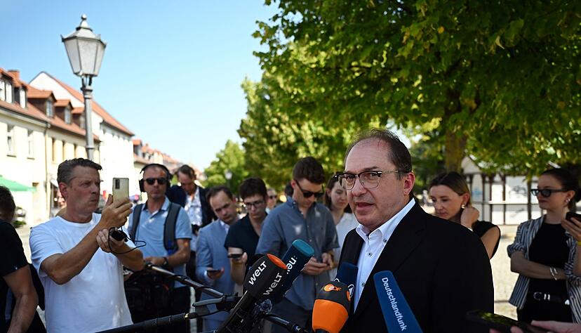 Auf die abgeschobenen Afghanen wurde Bundesinnenminister Alexander Dobrindt (CSU) von Journalistinnen und Journalisten auch w&auml;hrend seiner Sommerreise mit Stationen in Sachsen-Anhalt und Niedersachsen angesprochen. (Archivfoto)