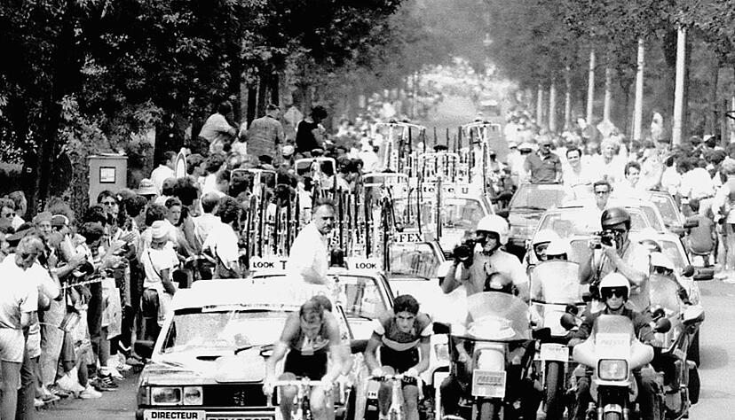 Die Einsteinstraße in Heilbronn war dicht von Zuschauern gesäumt, als die Tour-Pedaleure vorbeikamen, hier eine kleine Verfolgergruppe.