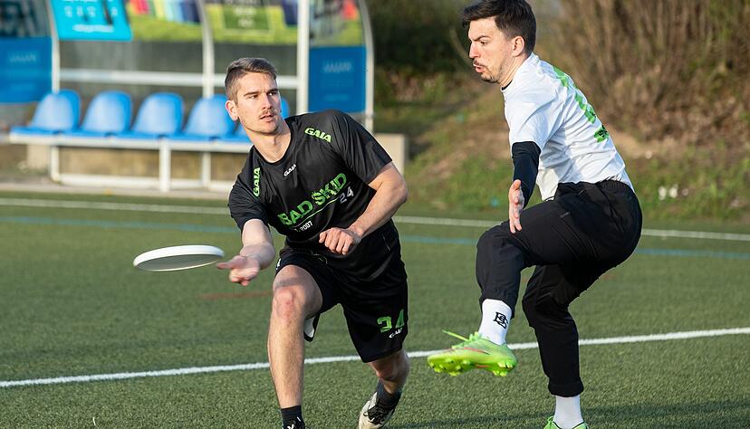 Beim Ultimate Frisbee gibt es verschiedene Wurftechniken. Die Grundlagen sind der Vorhand- (im Bild), der R&uuml;ckhand- und der &Uuml;ber-Kopf-Wurf.