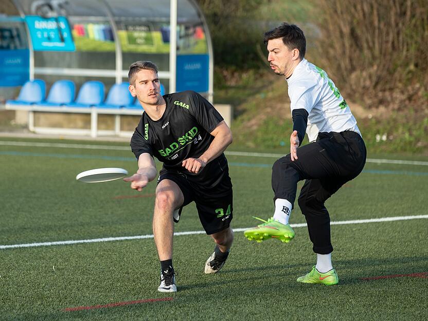 Beim Ultimate Frisbee gibt es verschiedene Wurftechniken. Die Grundlagen sind der Vorhand- (im Bild), der Rückhand- und der Über-Kopf-Wurf. Beim Ultimate Frisbee gibt es verschiedene Wurftechniken. Die Grundlagen sind der Vorhand- (im Bild), der Rückhand- und der Über-Kopf-Wurf.