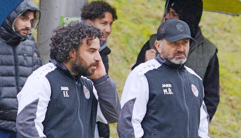 Oftmals hilf- und ratlos mitansehen, wie T&uuml;rkspor Eppingen auf dem Platz einen Fehler nach dem anderen macht, m&uuml;ssen (von links) Ferhat Fistikci, der Sportliche Leiter und Trainer Mehmet &Ouml;zt&uuml;rk.