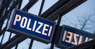 Die Ermittlungen richten sich gegen Polizisten des ersten Polizeireviers in Frankfurt. (Archivfoto) Die Ermittlungen richten sich gegen Polizisten des ersten Polizeireviers in Frankfurt. (Archivfoto)