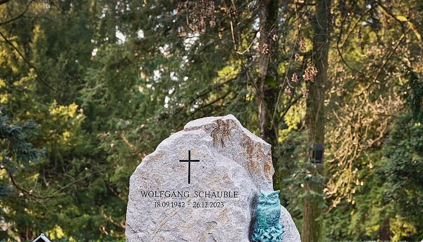 Der Granitstein ist &uuml;ber zwei Meter hoch.