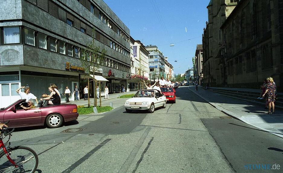 Riesenjubel nach dem DFB-Pokalsieg der A-Junioren beim Korso auf dem Weg zur Feier. Riesenjubel nach dem DFB-Pokalsieg der A-Junioren beim Korso auf dem Weg zur Feier.