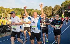Nach rund 5,7 Kilometern durch die Innenstadt ist der Zieleinlauf im Frankenstadion eine Erleichterung.
Foto: Andreas Veigel Nach rund 5,7 Kilometern durch die Innenstadt ist der Zieleinlauf im Frankenstadion eine Erleichterung.
Foto: Andreas Veigel