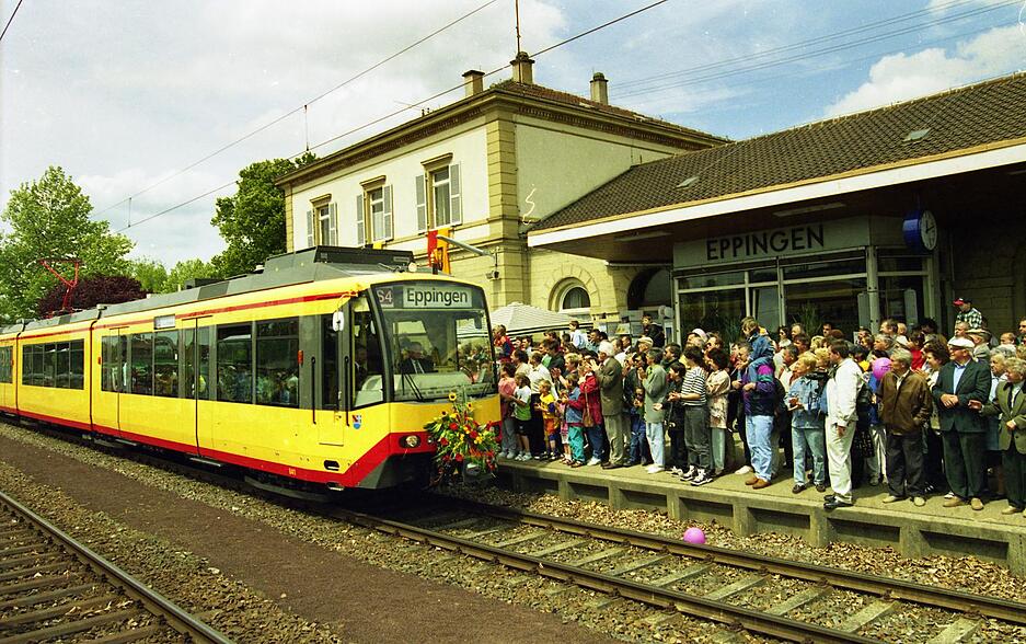 Mit Jubel begrüßt: In Eppingen rollt die erste Stadtbahn am 1. Juni 1997 in den Bahnhof ein.