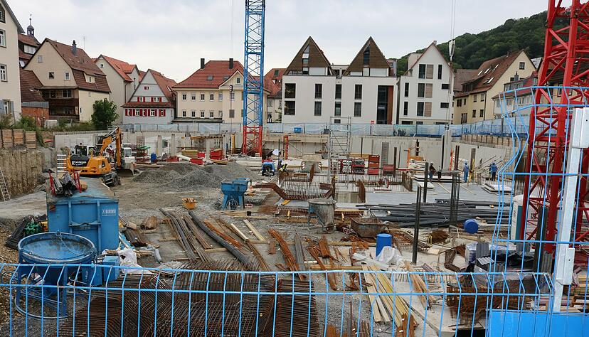 Auf dem ehemaligen Peka-Areal gehen die Arbeiten gut voran. Die Information der Öffentlichkeit über belastetes Aushubmaterial stockt dagegen weiter.
Foto: Armin Rößler