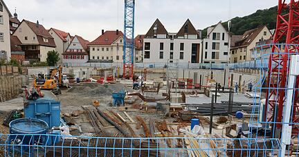 Auf dem ehemaligen Peka-Areal gehen die Arbeiten gut voran. Die Information der Öffentlichkeit über belastetes Aushubmaterial stockt dagegen weiter.
Foto: Armin Rößler