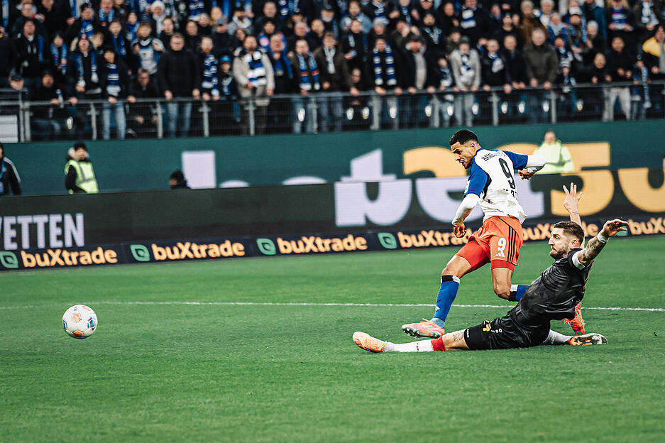 Jeff Chabot: Macht vor dem Tor den Raum auf. Glatzel im Rücken und Abseits aufgehoben. Note: 4