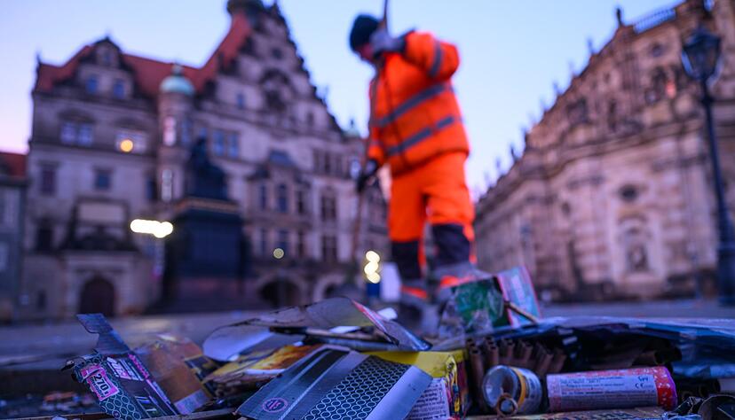 Der Tag danach: Ein Mitarbeiter der Dresdner Stadtreinigung kehrt an Neujahr 2025 Feuerwerksmüll zusammen. Der Tag danach: Ein Mitarbeiter der Dresdner Stadtreinigung kehrt an Neujahr 2025 Feuerwerksmüll zusammen.