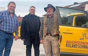 Roland Schwarz (links) hat den Stab vor vier Jahren an Frank Seiter (Mitte) &uuml;bergeben. Bauleiter der Ellhofener Firma ist nach wie vor G&uuml;nter Leibham.