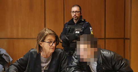 Wegen Drogenhandels und Waffenbesitzes muss sich der Angeklagte vor der 15. Großen Jugendkammer des Heilbronner Landgerichts verantworten.