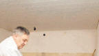 Die Heimwerker Manfred Kurz (links) und Klemens Bochonow.