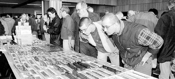 1998. Zahlreiche Besucher interessieren sich für die Sammlerstücke beim Modelleisenbahnmarkt.