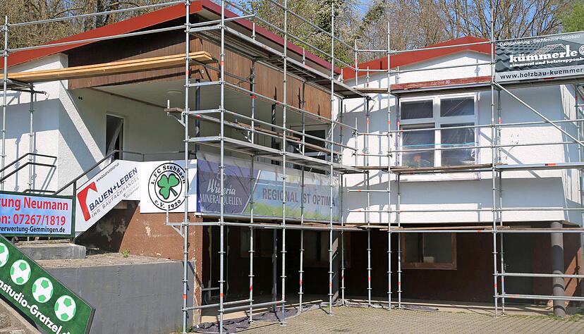 Das Klubheim des 1. FC Stebbach wurde für das Jubiläum auch von außen auf Vordermann gebracht. Gestern wurde das Gerüst entfernt werden.   
Foto: Franz Theuer