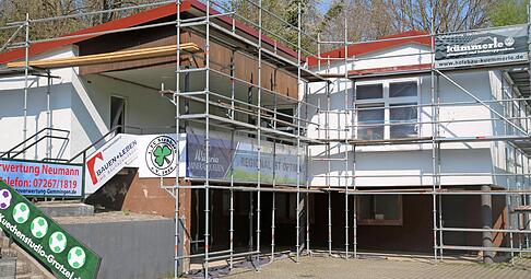 Das Klubheim des 1. FC Stebbach wurde f&uuml;r das Jubil&auml;um auch von au&szlig;en auf Vordermann gebracht. Gestern wurde das Ger&uuml;st entfernt werden.   
Foto: Franz Theuer