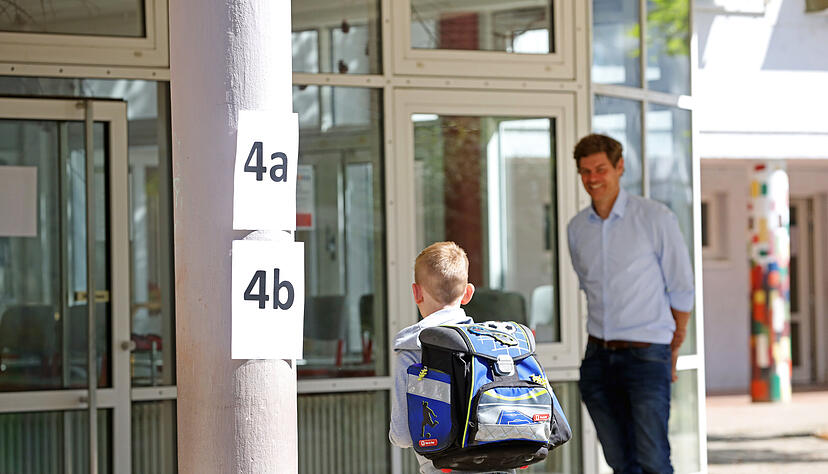 Schulstart in Lerngruppen w&auml;hrend Corona. 4. Klasse, Grundschule Hagenbach. Rektor Tobias Schulz-Wolfframsdorff begr&uuml;&szlig;t die Sch&uuml;lerInnen pers&ouml;nlich