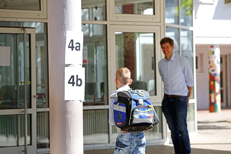 Schulstart in Lerngruppen w&auml;hrend Corona. 4. Klasse, Grundschule Hagenbach. Rektor Tobias Schulz-Wolfframsdorff begr&uuml;&szlig;t die Sch&uuml;lerInnen pers&ouml;nlich