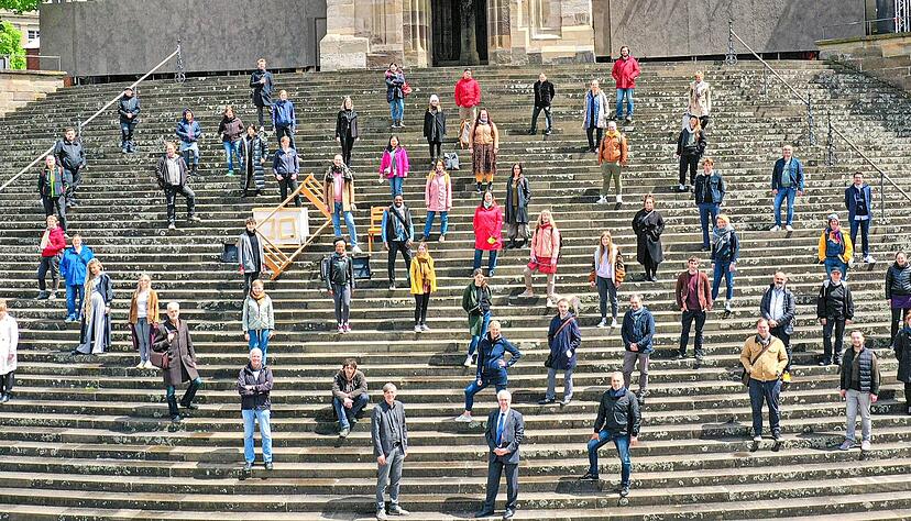 Aus der Vogelperspektive: Das Ensemble der Freilichtspiele Schwäbisch Hall auf der Großen Treppe vor St. Michael. Ganz vorne Intendant Christian Doll (links) und OB Hermann-Josef Pelgrim.
Foto: Ufuk Arslan Aus der Vogelperspektive: Das Ensemble der Freilichtspiele Schwäbisch Hall auf der Großen Treppe vor St. Michael. Ganz vorne Intendant Christian Doll (links) und OB Hermann-Josef Pelgrim.
Foto: Ufuk Arslan