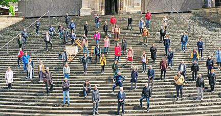 Aus der Vogelperspektive: Das Ensemble der Freilichtspiele Schwäbisch Hall auf der Großen Treppe vor St. Michael. Ganz vorne Intendant Christian Doll (links) und OB Hermann-Josef Pelgrim.
Foto: Ufuk Arslan