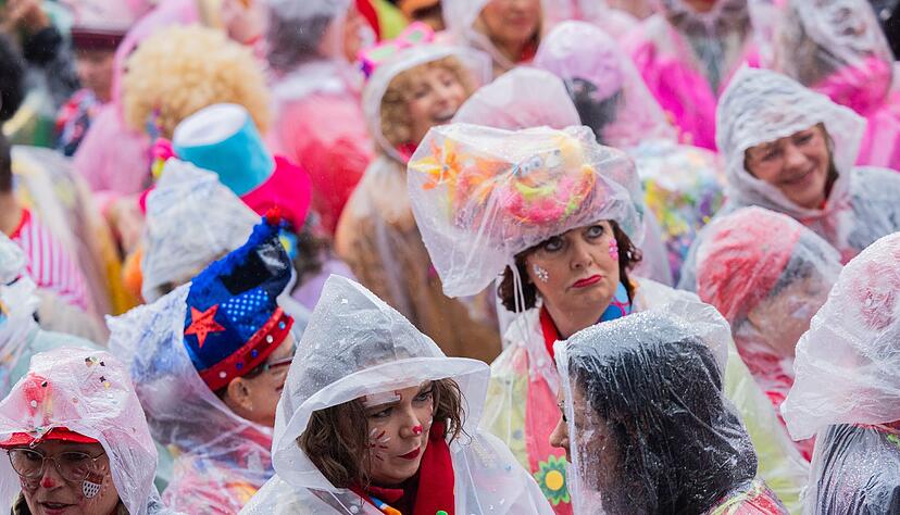 Der Karnevalsauftakt fand in Köln diesmal bei strömendem Regen statt. Der Karnevalsauftakt fand in Köln diesmal bei strömendem Regen statt.