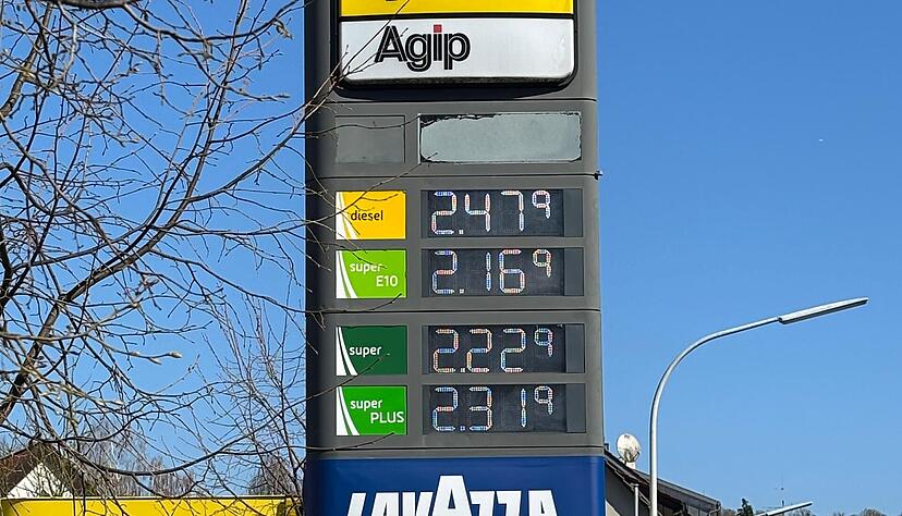An der Agip-Tankstelle sind die Preise am 2. April um 12 Uhr nach oben geschossen.