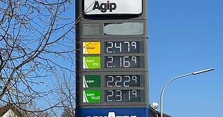 An der Agip-Tankstelle sind die Preise am 2. April um 12 Uhr nach oben geschossen.