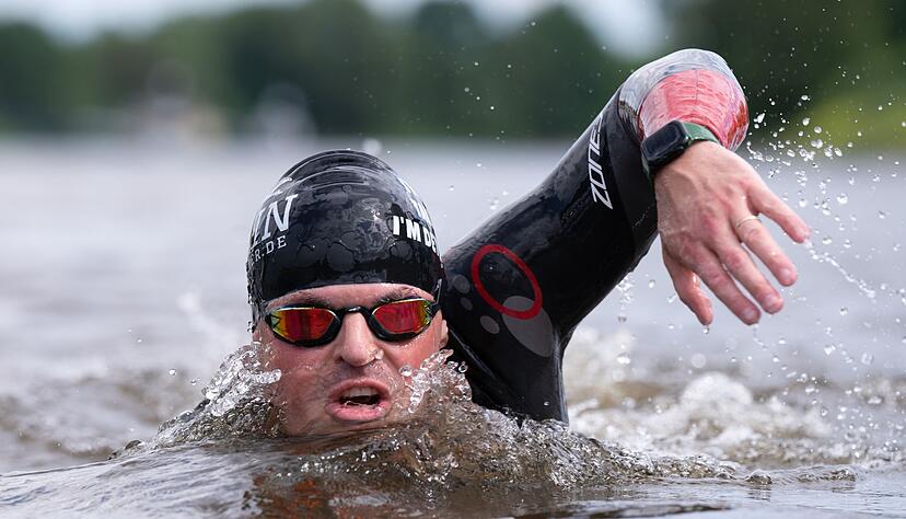 Joseph Heß während einer Trainingseinheit in der Elbe.