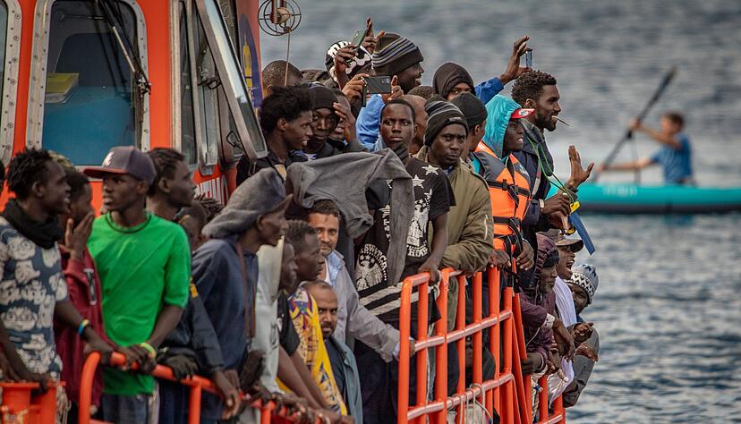 Immer wieder versuchen Migranten, in &uuml;berf&uuml;llten Booten die Kanaren zu erreichen. (Archivfoto)