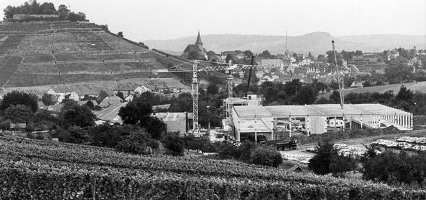 1985: Zwischen Weinbergen und Burg Weibertreu entsteht das neue Werk in der Lindichstra&szlig;e.