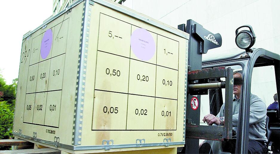 Oktober 2001: Euro-Anlieferung bei der Kreissparkasse in Heilbronn. Die Ladung ist gut gesichert. Jeweils 600 Kilogramm schwer sind die Holzcontainer sammt des wertvollen Inhalts, den pr&auml;gefrischen Euro-M&uuml;nzen. Die Geldscheine sind f&uuml;r Dezember bestellt.