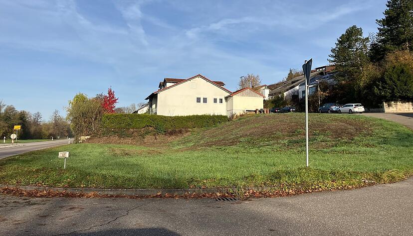 Auf dem noch freien Grundstück an der Bitzfelder Ortsdurchfahrt soll ein Mehrfamilienhaus mit 16 Wohneinheiten entstehen. Auf dem noch freien Grundstück an der Bitzfelder Ortsdurchfahrt soll ein Mehrfamilienhaus mit 16 Wohneinheiten entstehen.