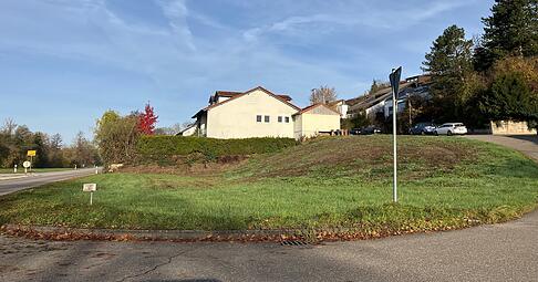 Auf dem noch freien Grundstück an der Bitzfelder Ortsdurchfahrt soll ein Mehrfamilienhaus mit 16 Wohneinheiten entstehen.