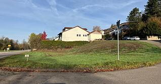 Auf dem noch freien Grundstück an der Bitzfelder Ortsdurchfahrt soll ein Mehrfamilienhaus mit 16 Wohneinheiten entstehen.