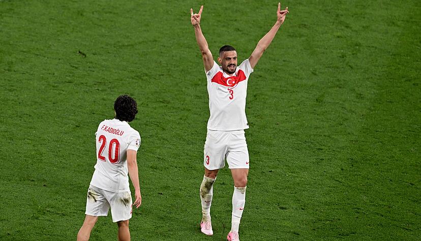 Merih Demiral zeigte nach seinem zweiten Treffer gegen Österreich den Wolfsgruß. Merih Demiral zeigte nach seinem zweiten Treffer gegen Österreich den Wolfsgruß.