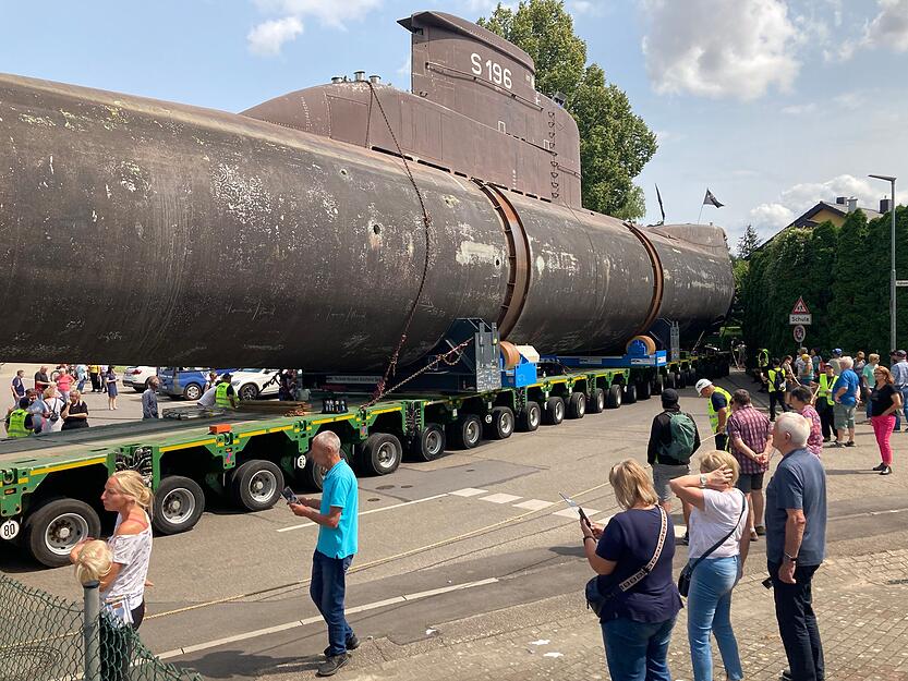 U17 auf Reise: Schaulustige verfolgen den U-Boot-Transport in der Ittlinger Sägmühlstraße.