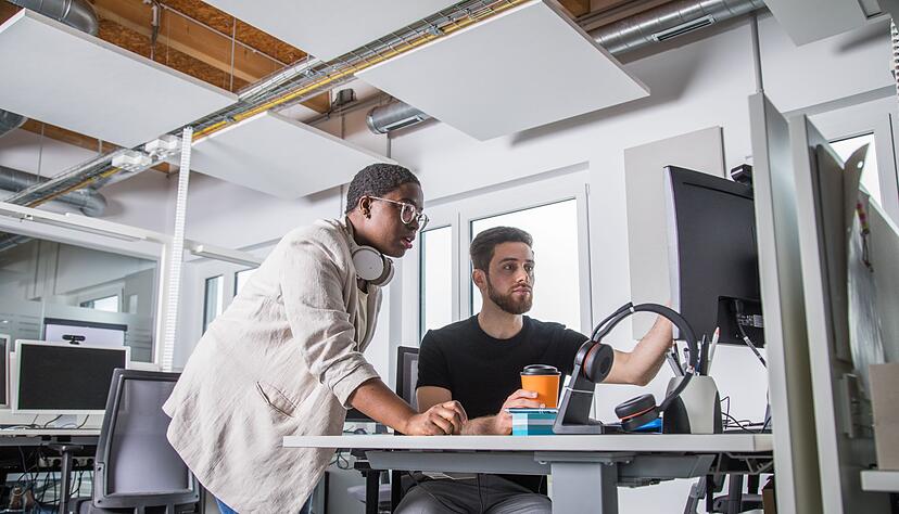 In vielen Unternehmen fangen Teammitglieder die Abwesenheiten anderer in der Urlaubszeit auf - das ist oft stressig. In vielen Unternehmen fangen Teammitglieder die Abwesenheiten anderer in der Urlaubszeit auf - das ist oft stressig.