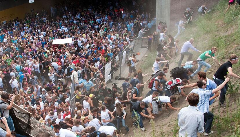 21 Menschen starben in dem Gedr&auml;nge am einzigen Ein- und Ausgang zur Loveparade, mehr als 500 wurden verletzt. (Archivbild)